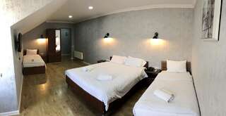 Отель Hotel Kalanga Тбилиси Четырехместный номер с балконом-1