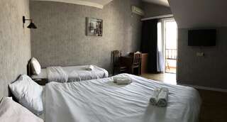 Отель Hotel Kalanga Тбилиси Четырехместный номер с балконом-2