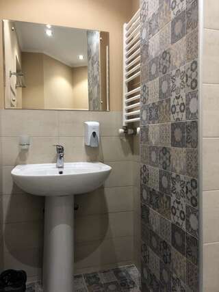Отель Hotel Kalanga Тбилиси Стандартный трёхместный номер с балконом-6