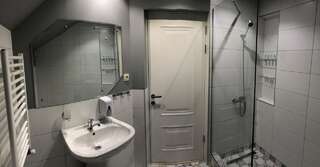 Отель Hotel Kalanga Тбилиси Четырехместный номер с балконом-4