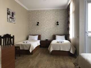 Отель Hotel Kalanga Тбилиси Стандартный трёхместный номер с балконом-1